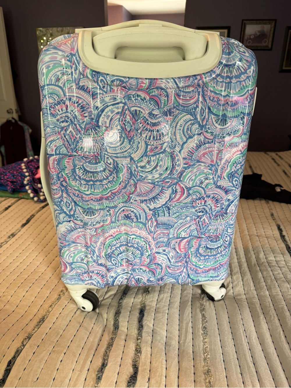 Lilly Pulitzer ‘Happy as a Clam’ Hard-Shell Spinner Carry-On Luggage in Pastel - Picture 3 of 8